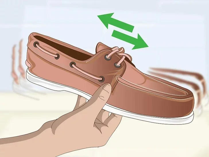 کفش را تکان دهید تا جوش شیرین در کفش پخش شود