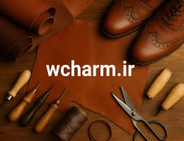 تصویر ابزار و مواد اولیه چرم دوزی شامل کفش چرم، ابزار سنتی و ورق چرم قهوه‌ای روی میز چوبی، مناسب برای آموزش و معرفی هنر چرم دوزی و کاربردهای آن در صنایع دستی و کفاشی